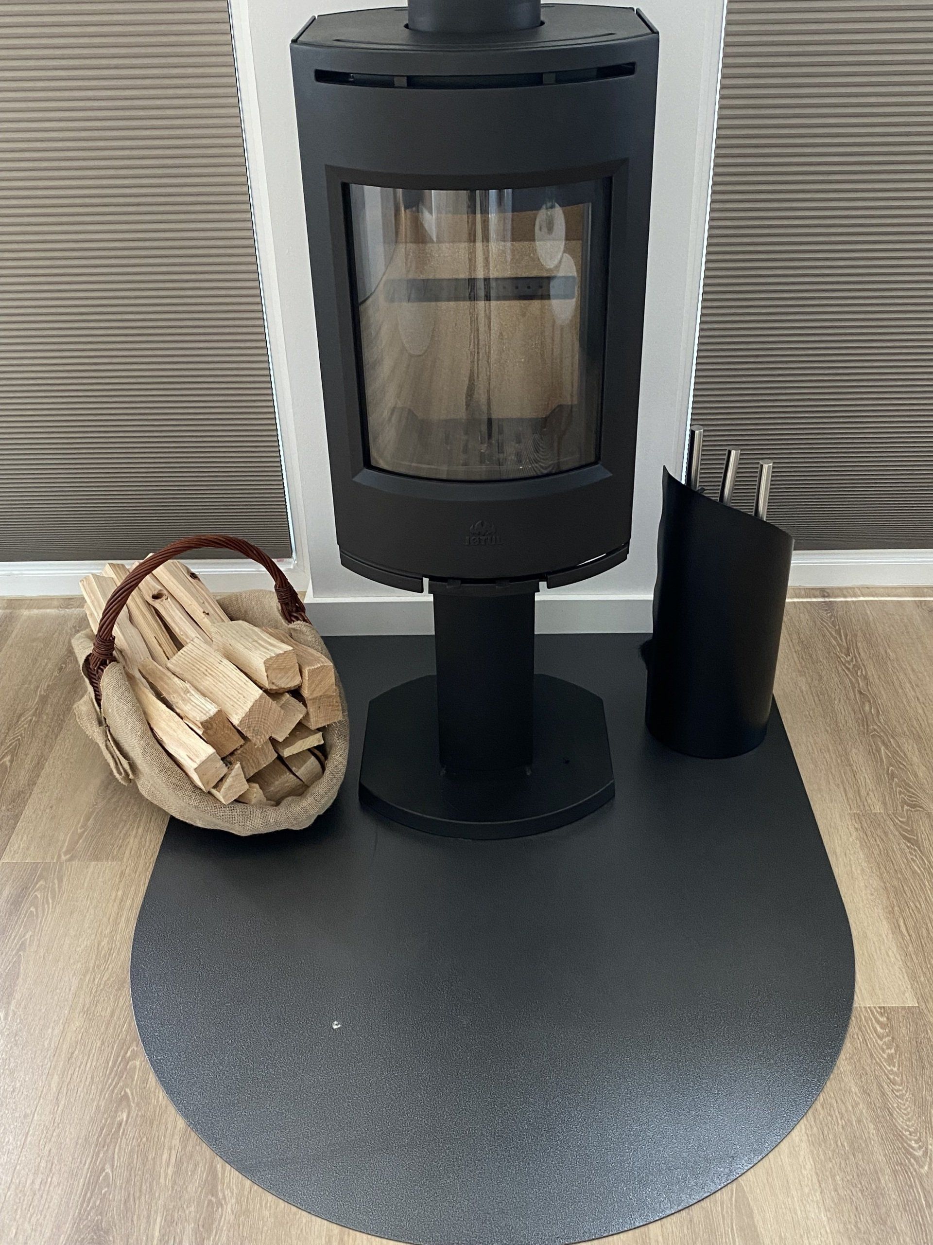 Holz für den Kamin stellen wir bereit