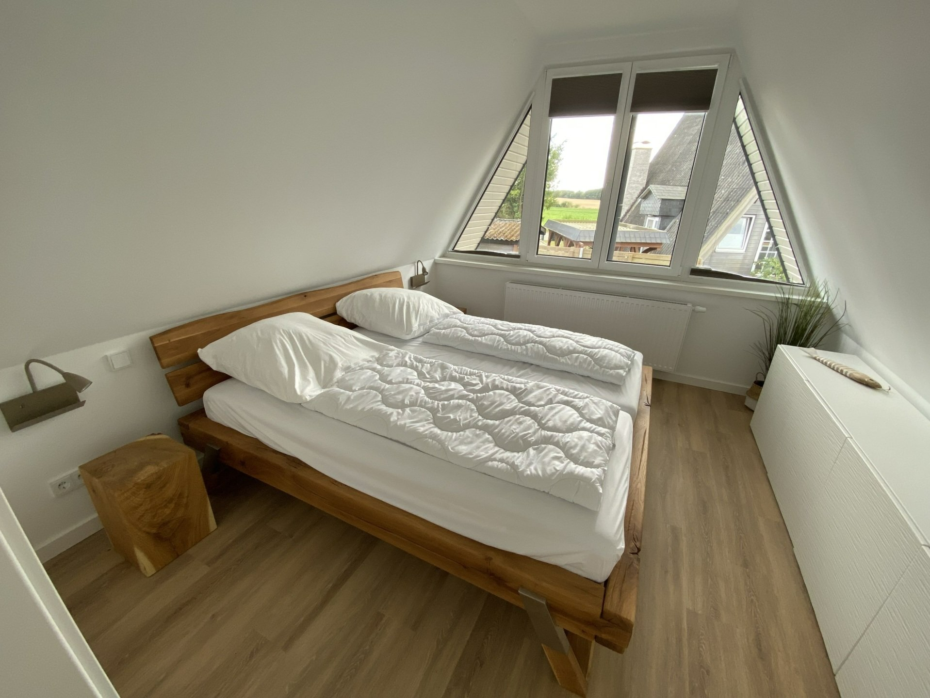 Massivholzbett im 1. Schlafzimmer
