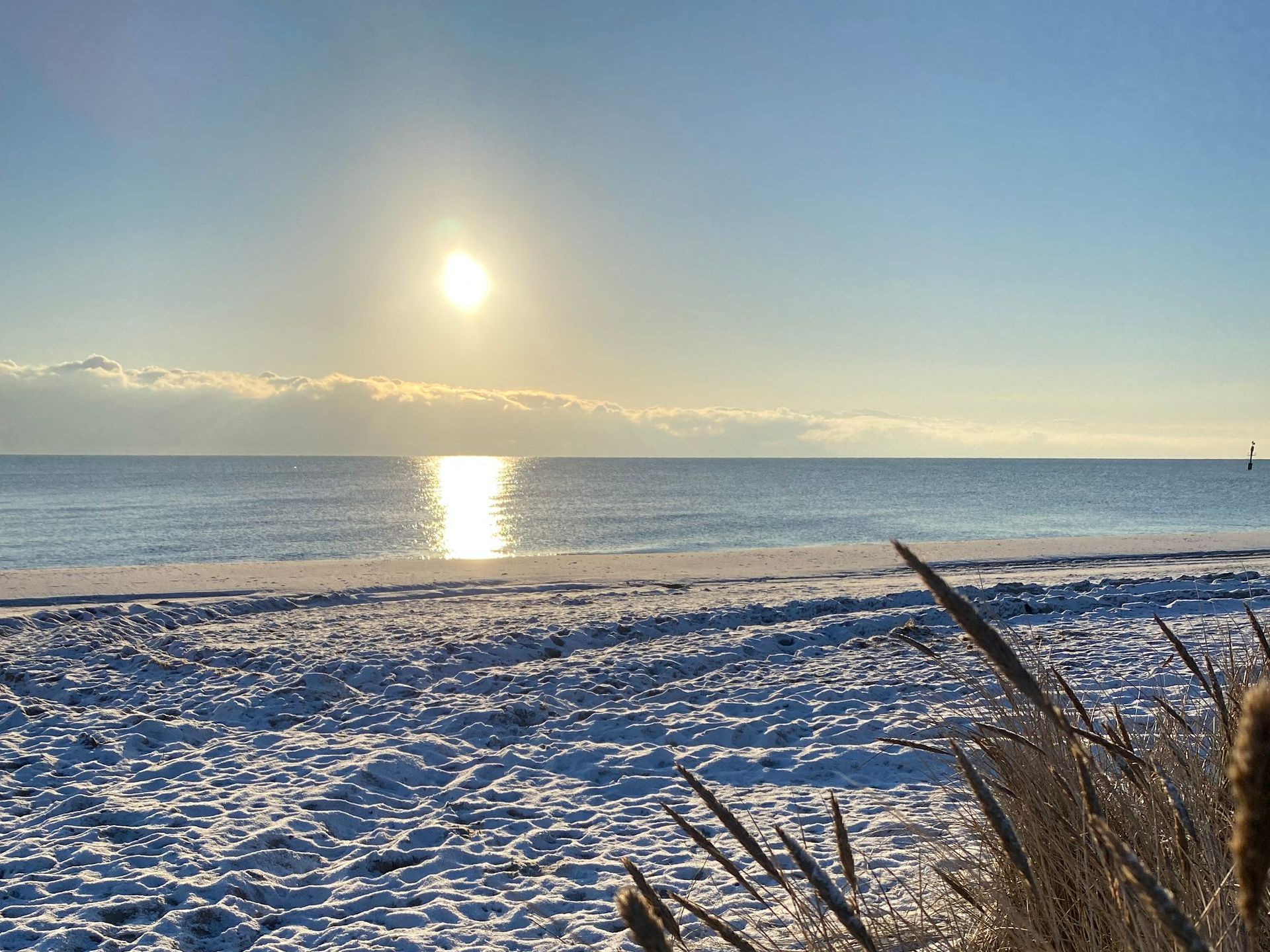 Winter an der Ostsee mit Sonnenschein: Das kurbelt die Glückshormone an!
