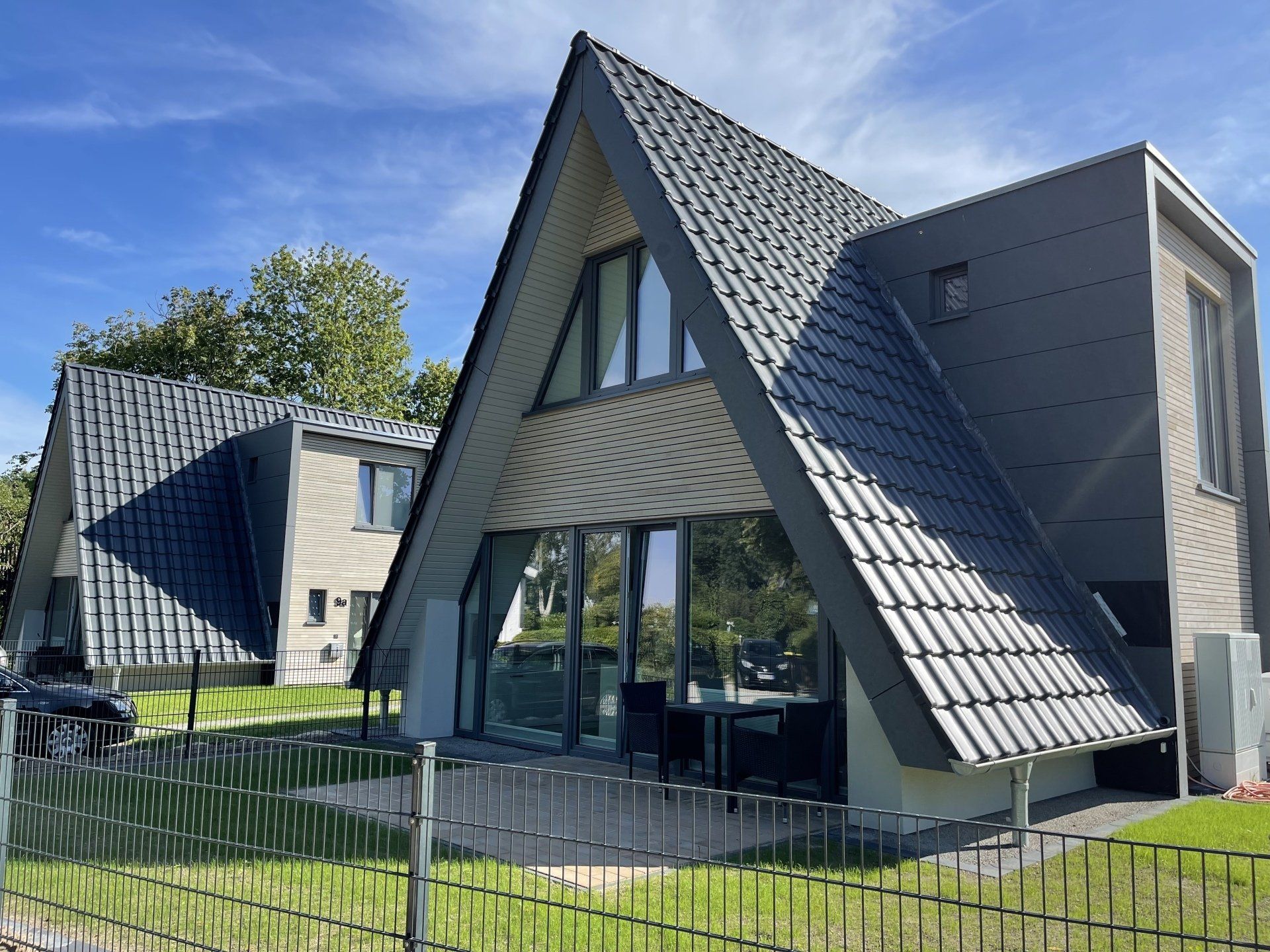 Zwei Ferienhäuser nebeneinander