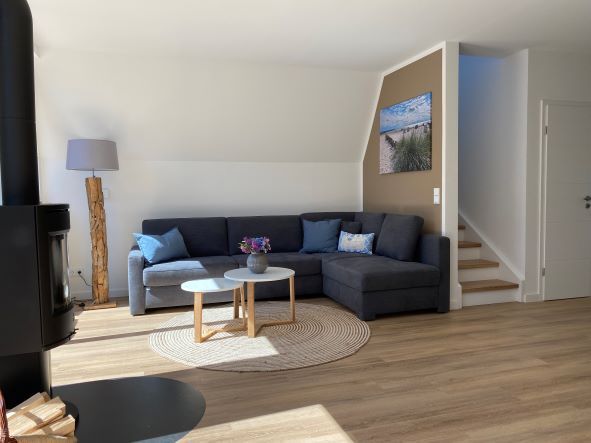 hochwertiges Sofa vor dem Kamin