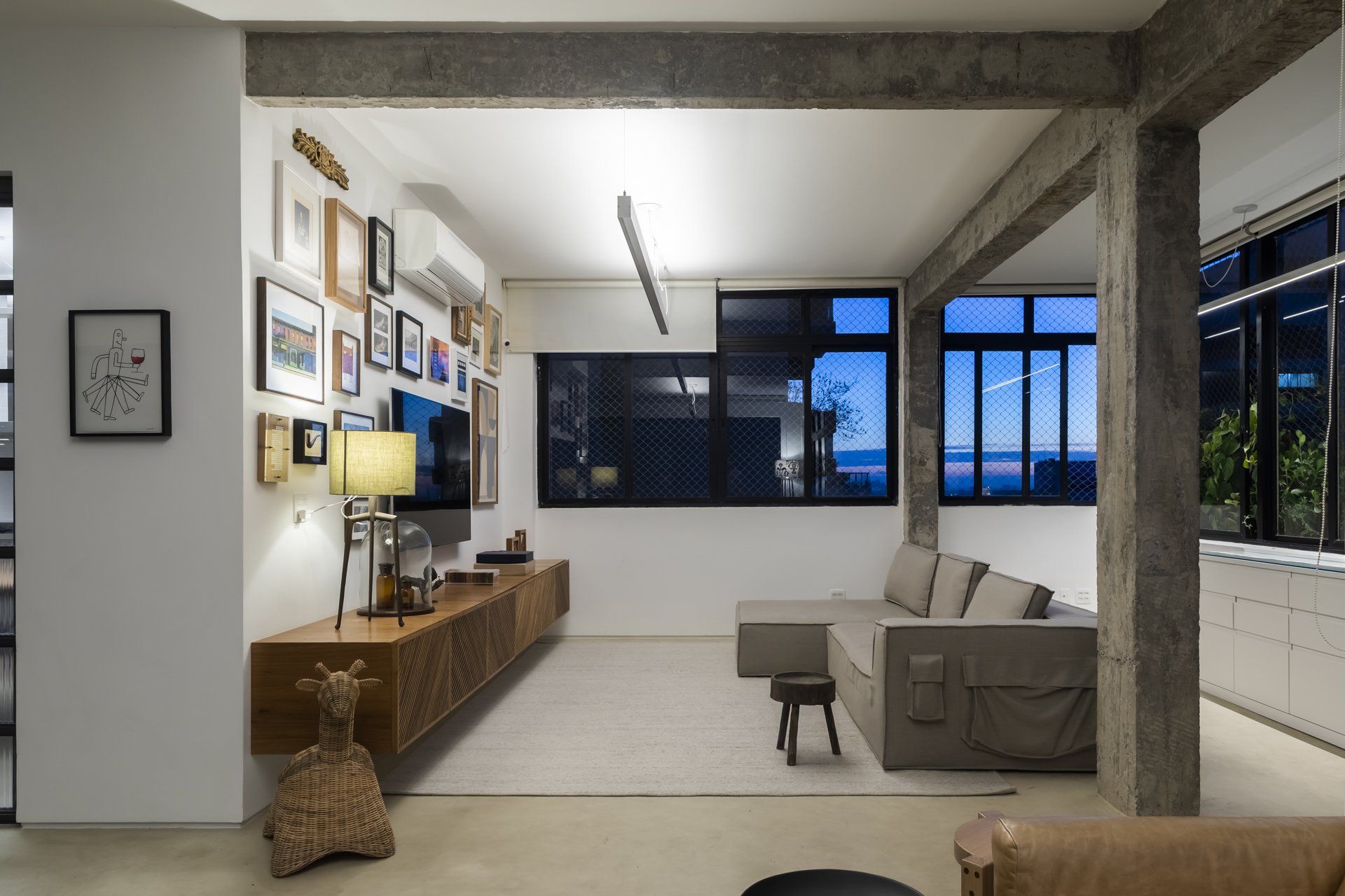 Uma sala com um sofá e um relógio na parede
