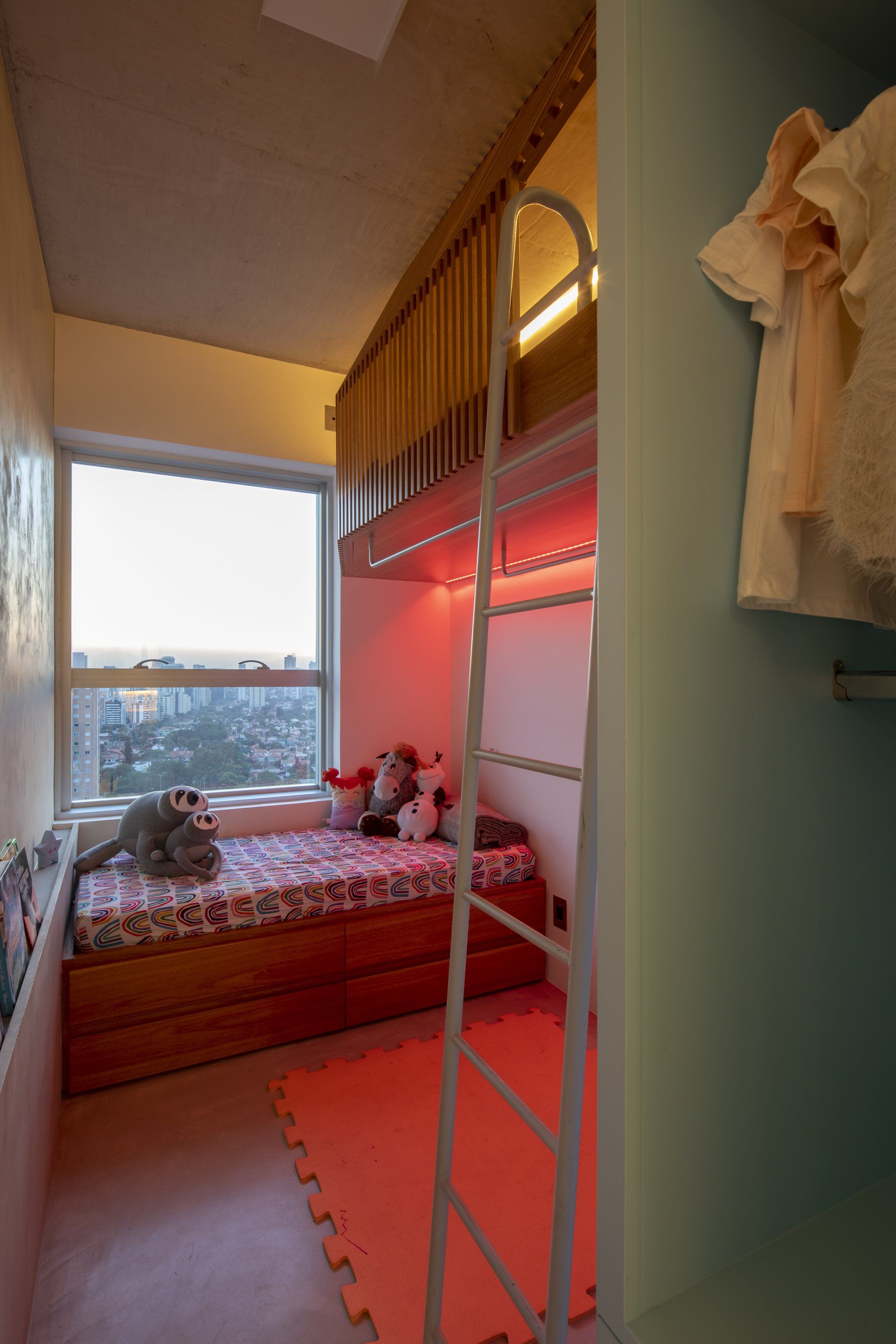 Um quarto com beliche e escada
