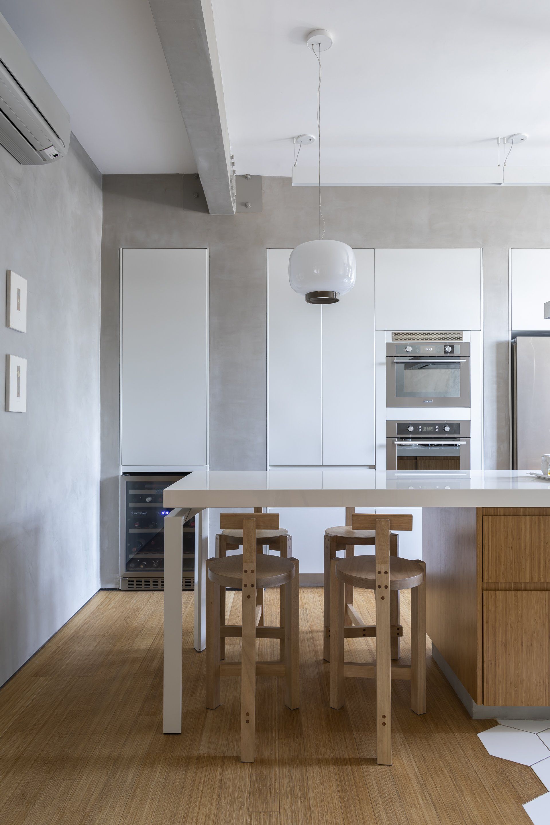Uma cozinha com uma mesa e bancos