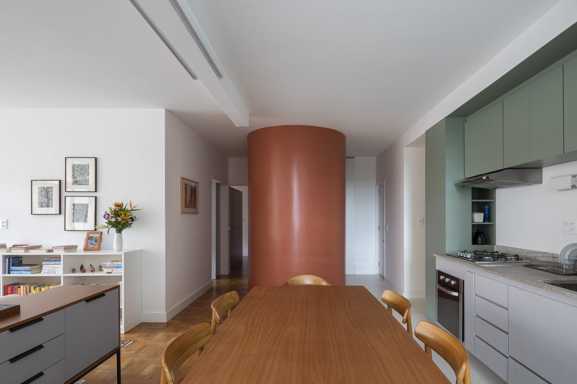 Uma cozinha e sala de jantar com mesa e cadeiras de madeira