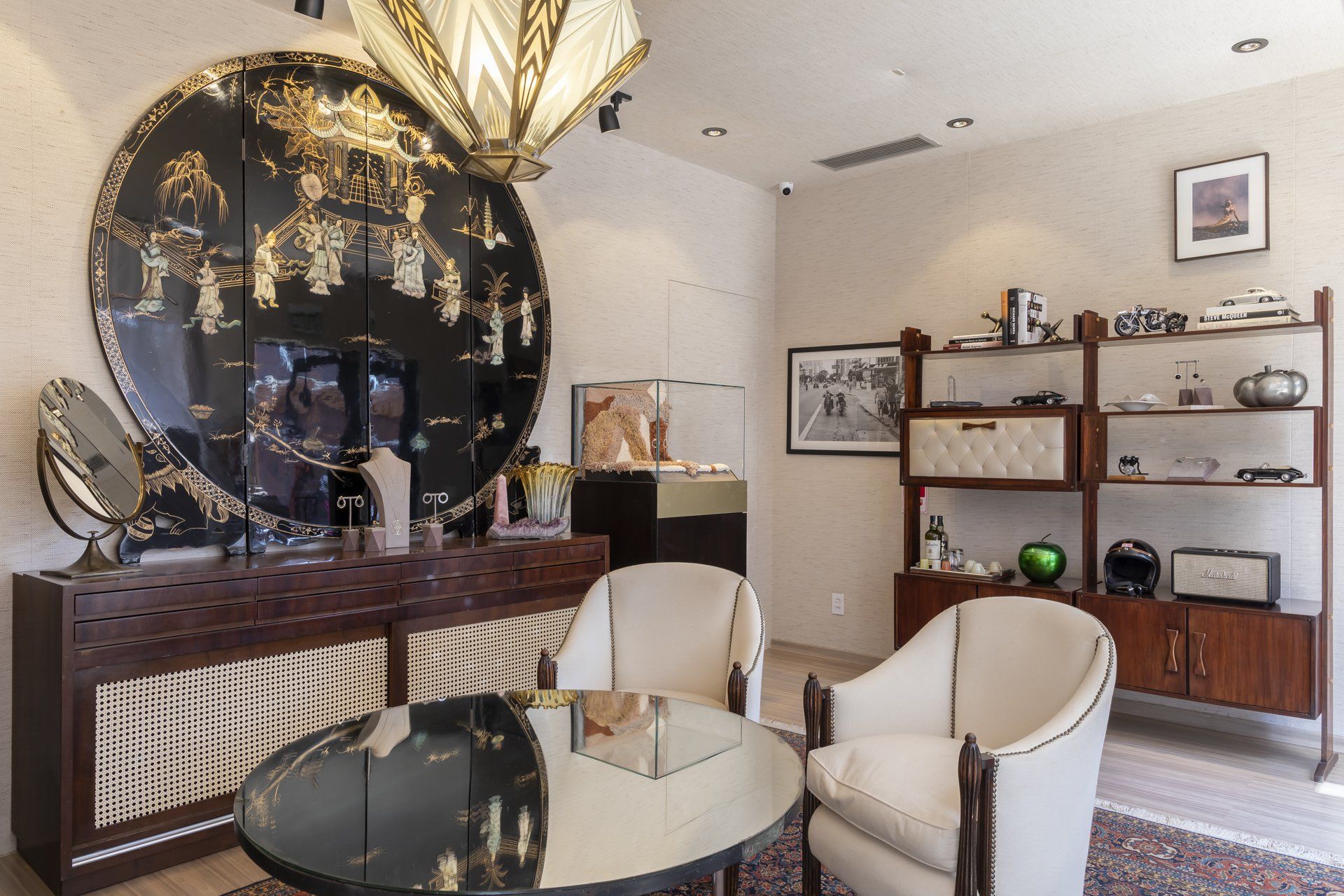 Uma sala de estar com mesa redonda e cadeiras