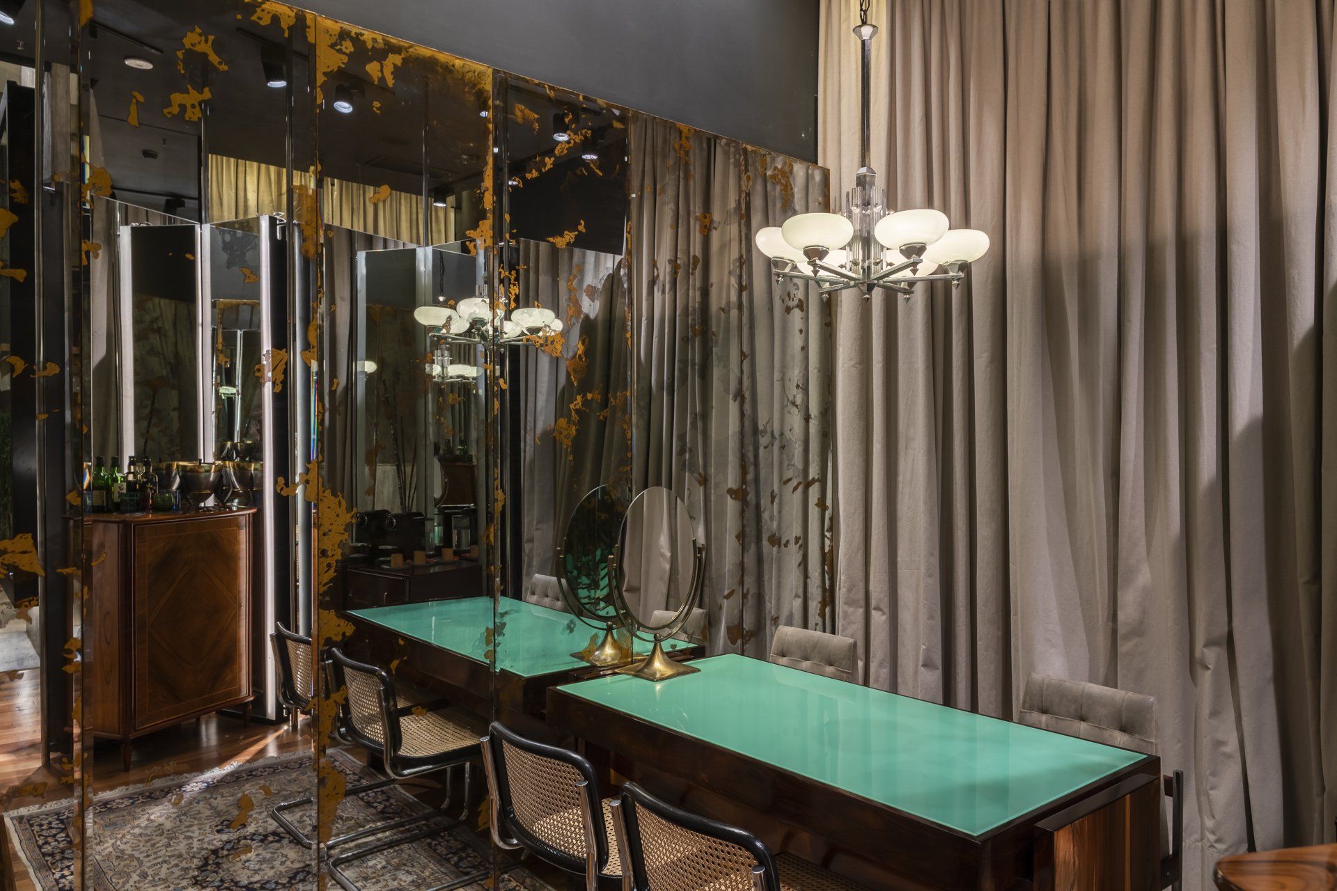 Uma sala de jantar com mesa e cadeiras verdes.