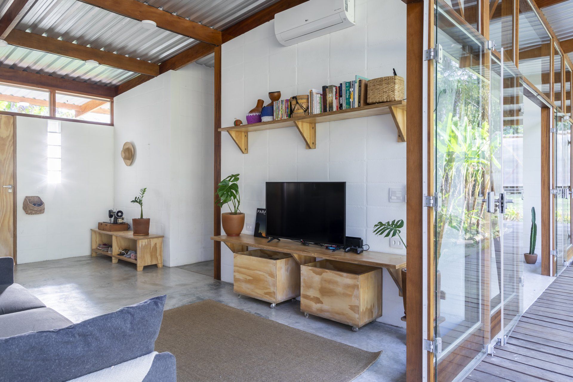 Uma sala de estar com sofá e TV de tela plana.