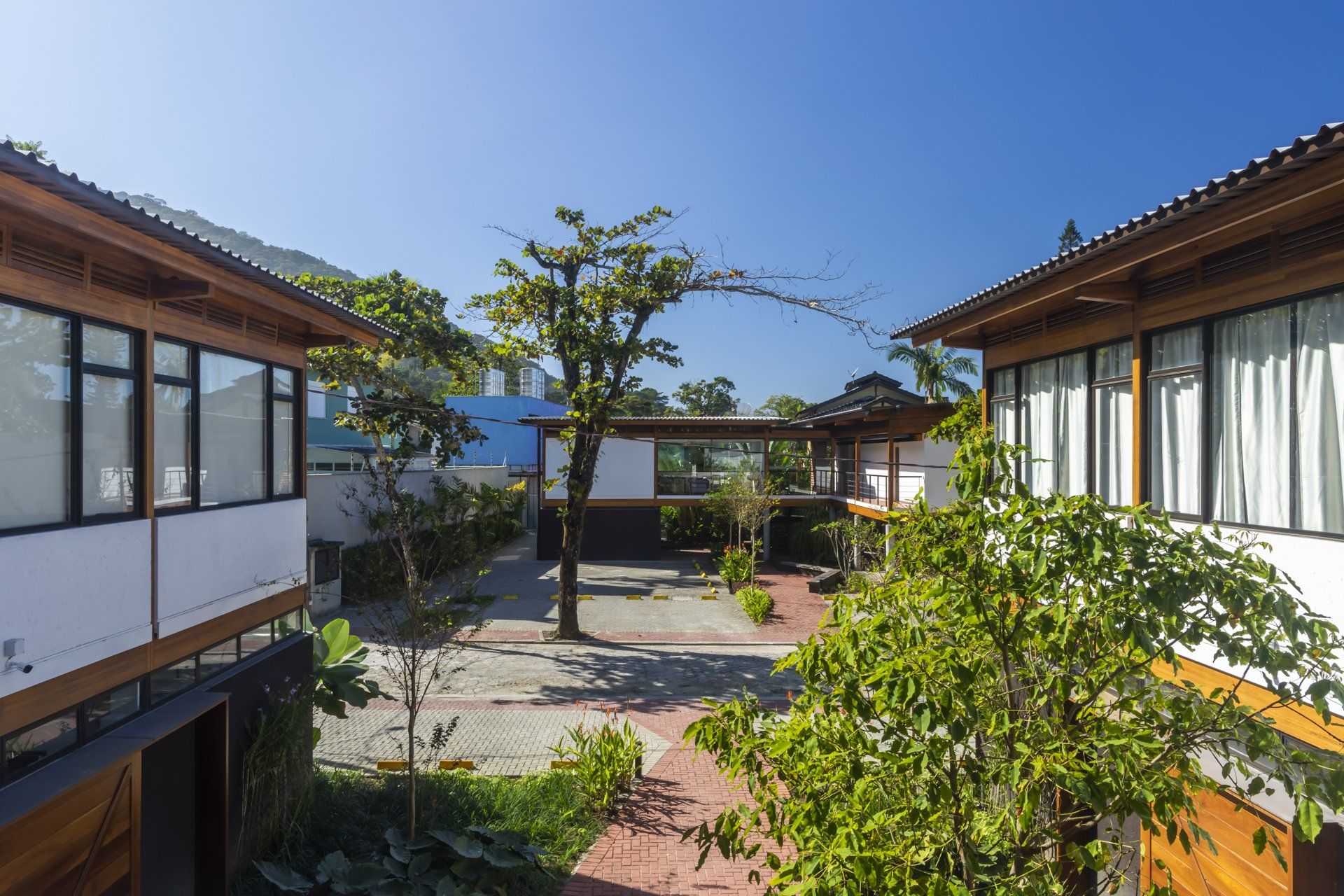 Um grupo de casas está sentado um ao lado do outro em um pátio.