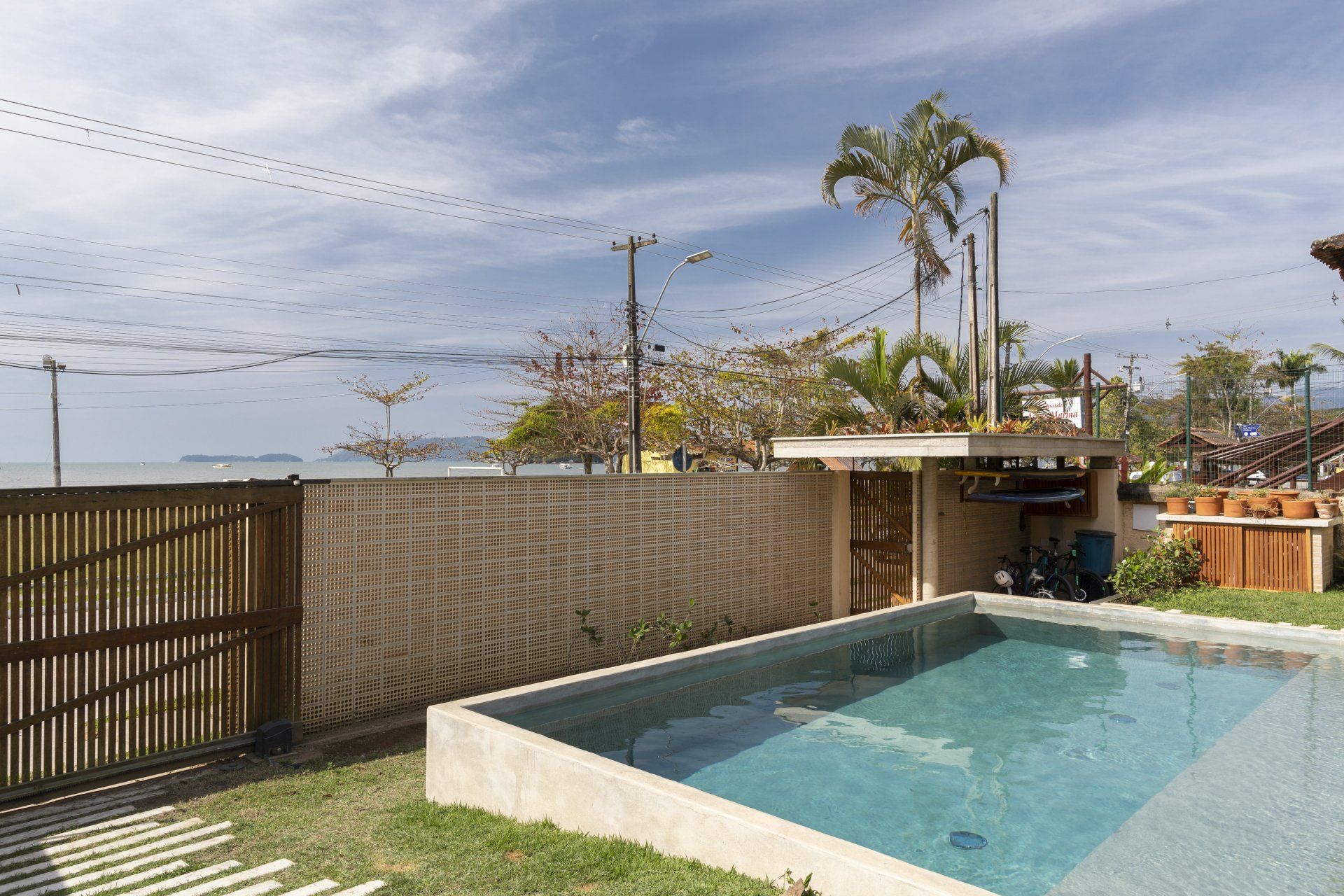 Há uma grande piscina no quintal de uma casa.