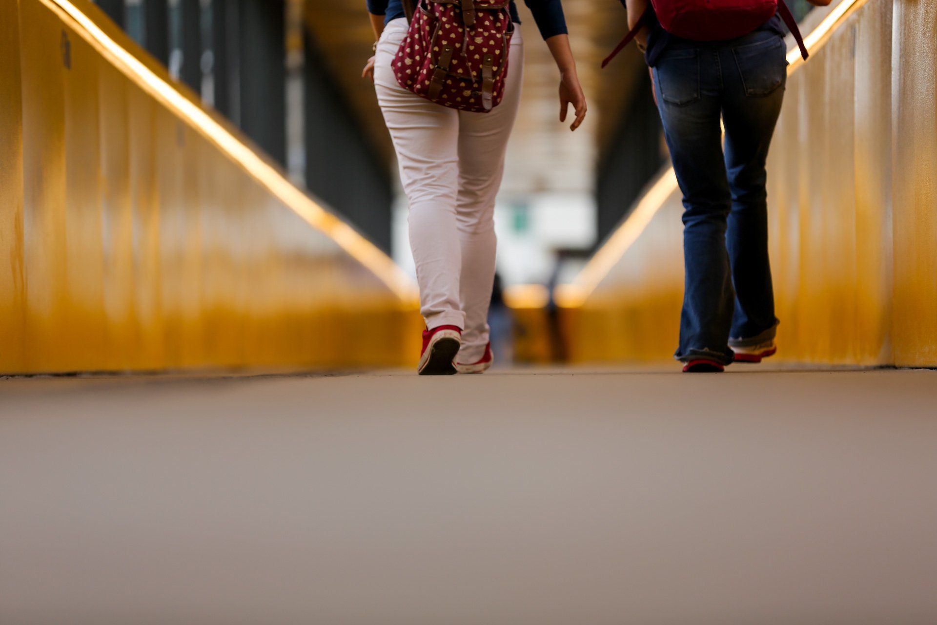 Algumas pessoas estão andando por um túnel.