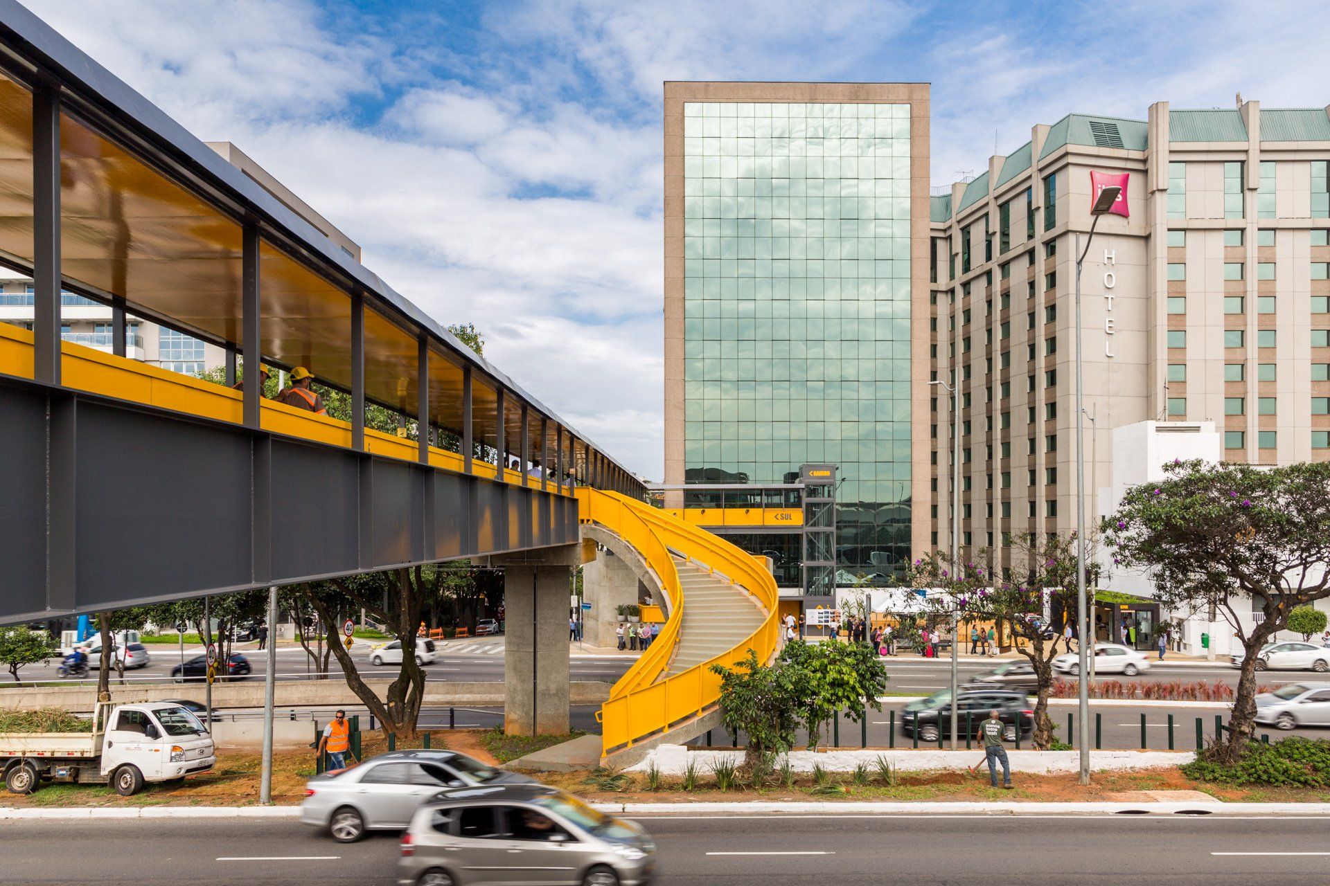 Uma ponte sobre uma rua com uma escada amarela que leva a um prédio.