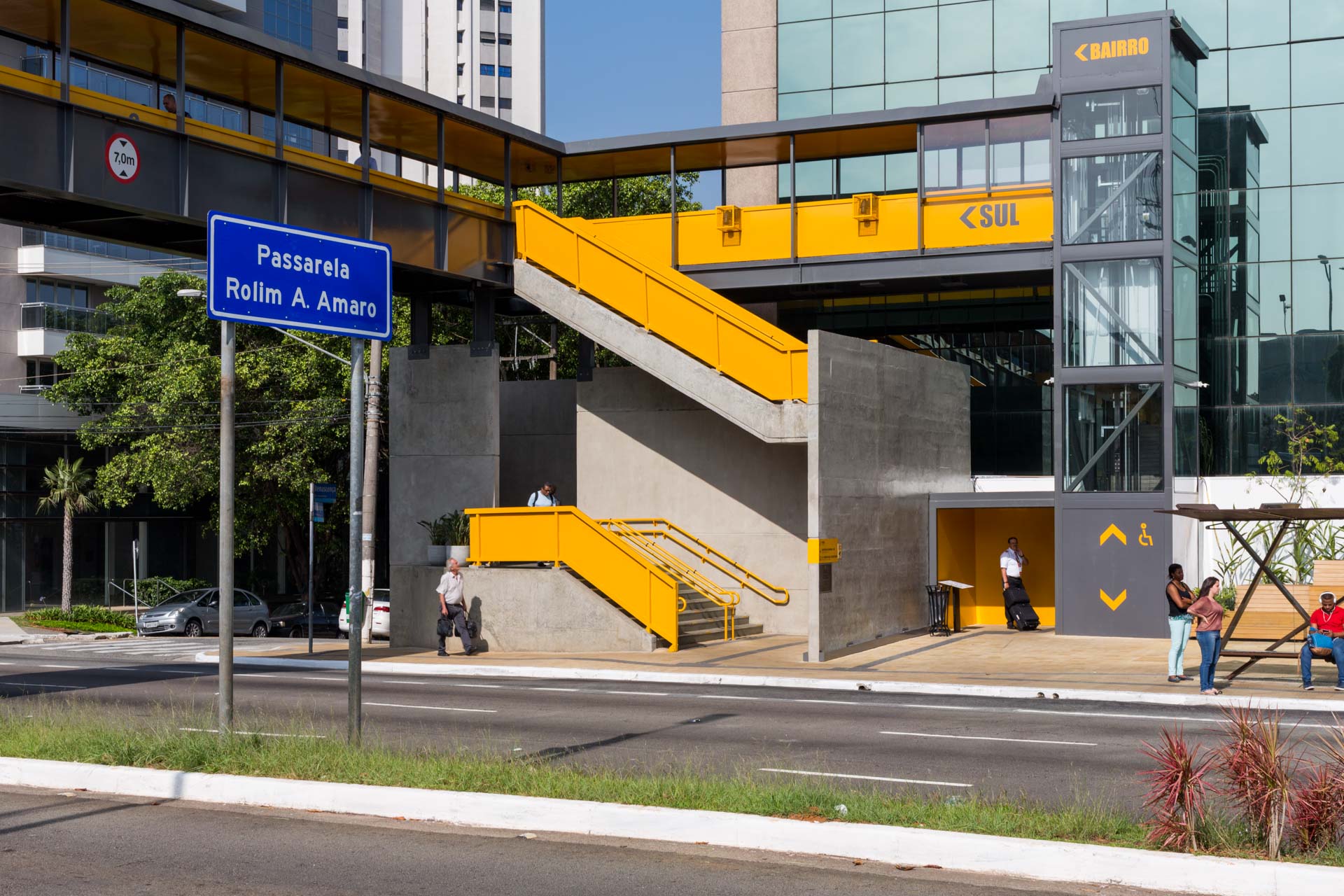 Uma placa azul na beira da estrada diz palma