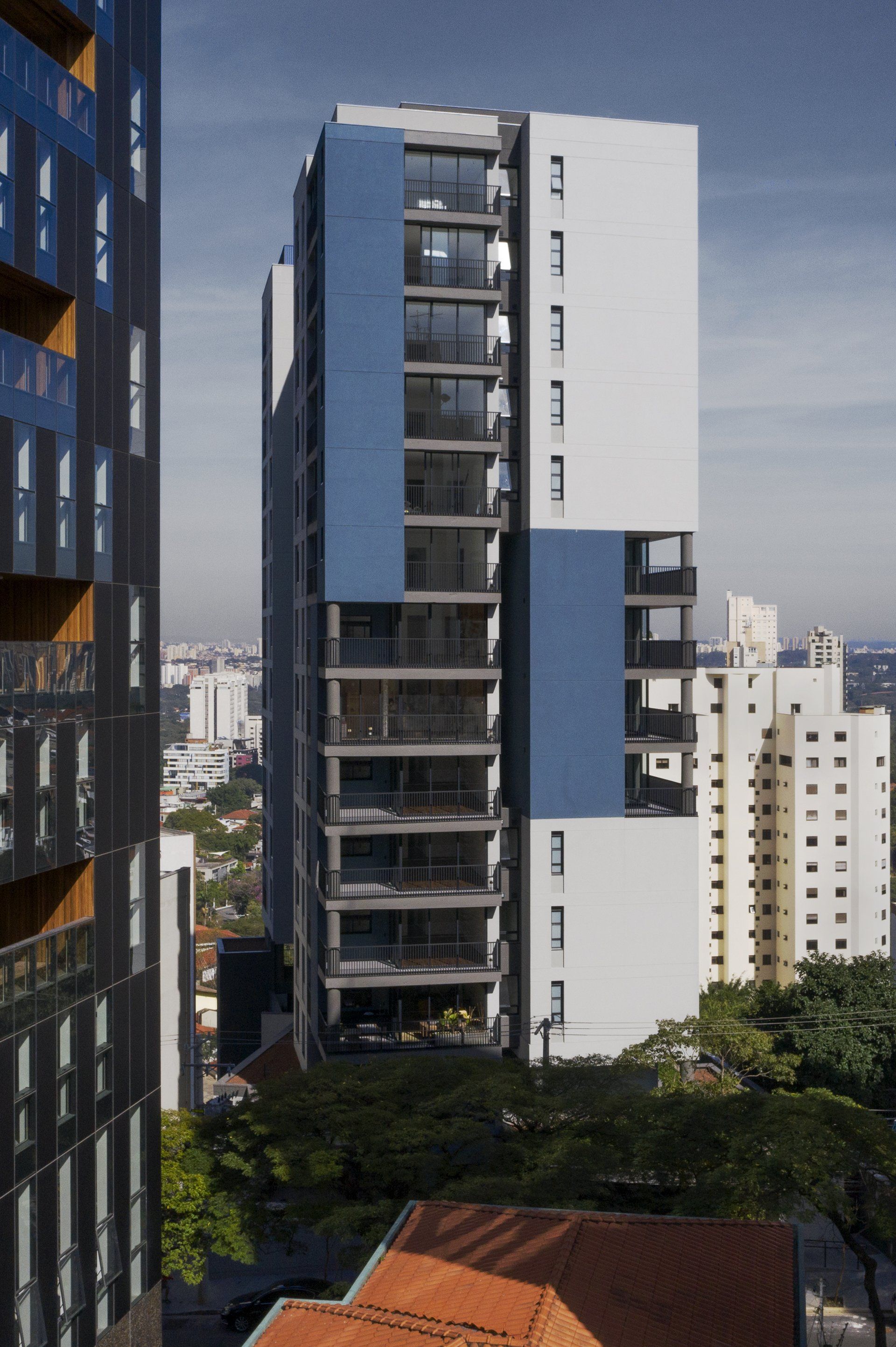 Um prédio alto com muitas janelas e varandas