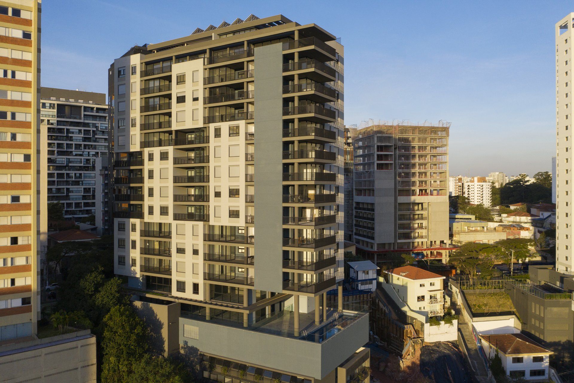 Uma vista aérea de um edifício alto em uma cidade