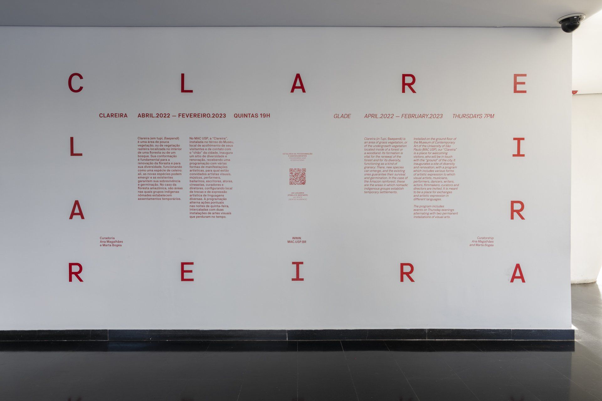 Uma parede branca com letras vermelhas que diz clara