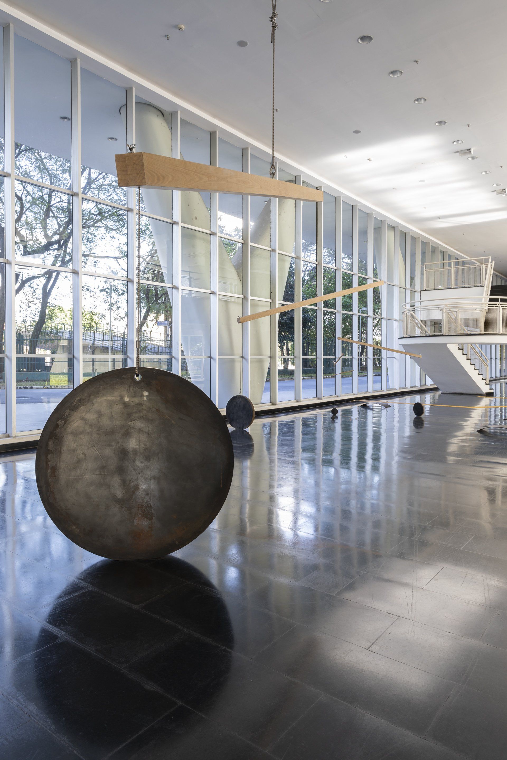 Uma grande esfera está em uma sala com muitas janelas