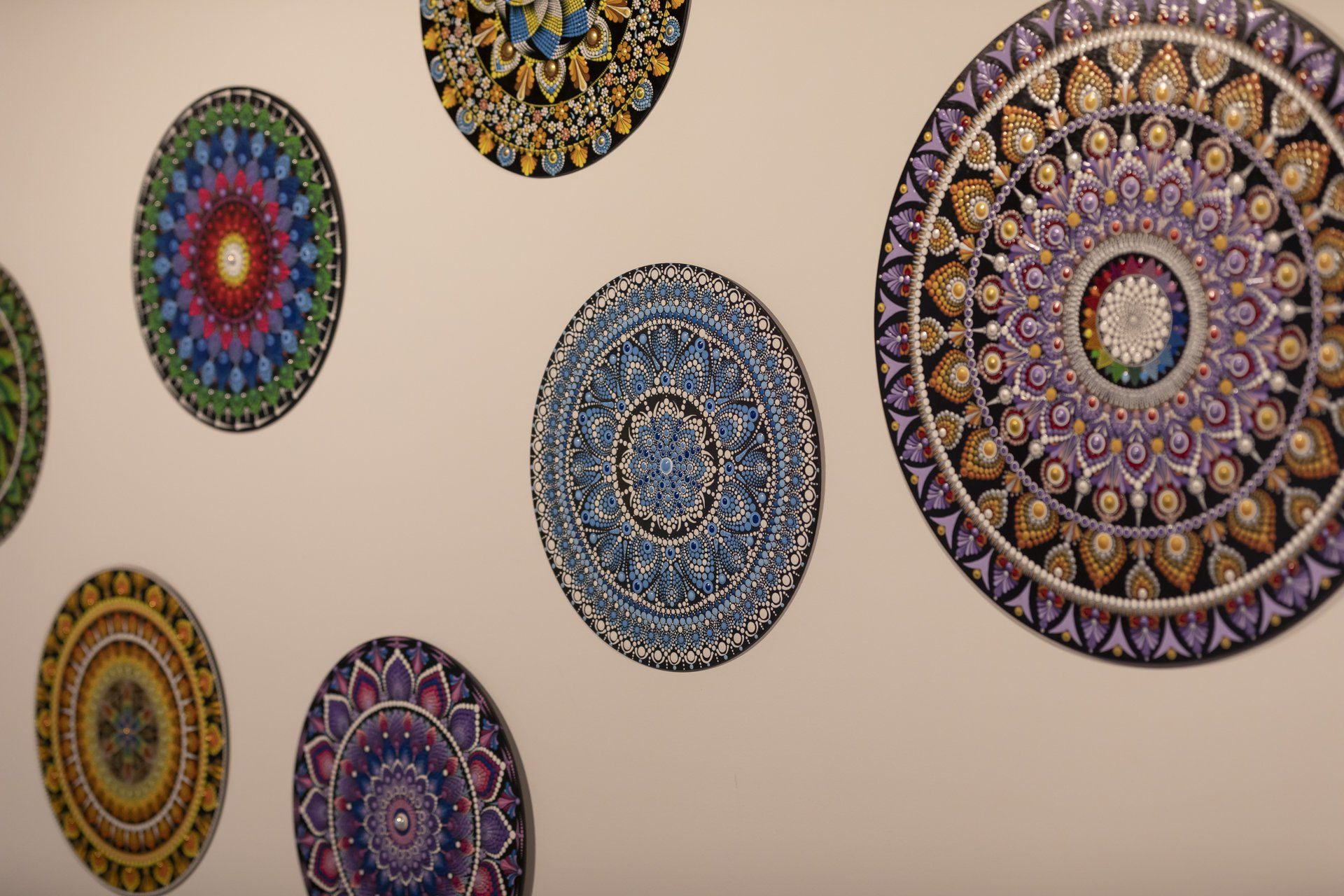 Um monte de círculos coloridos estão pendurados na parede