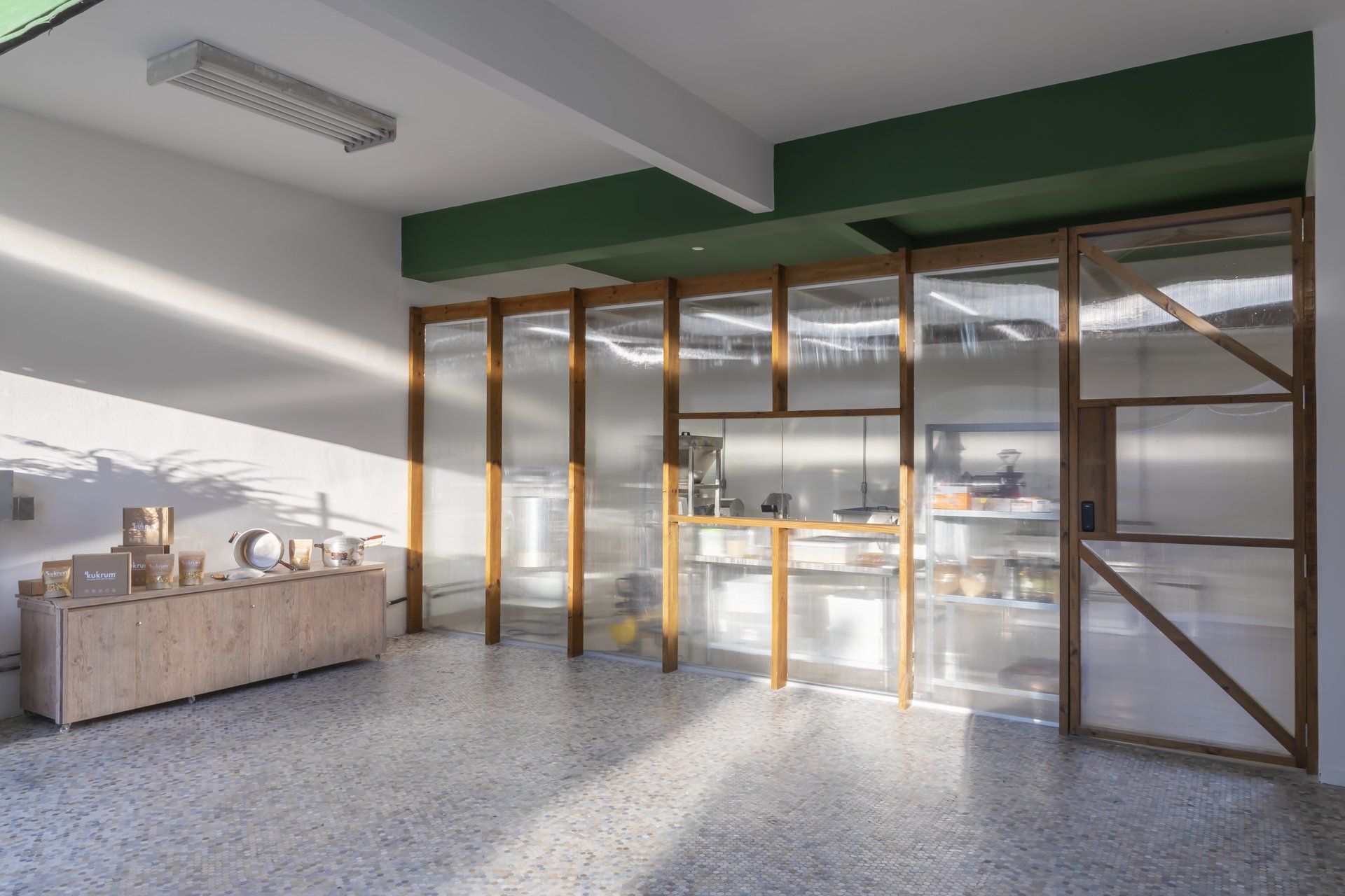 Uma sala com muitas janelas e uma mesa.