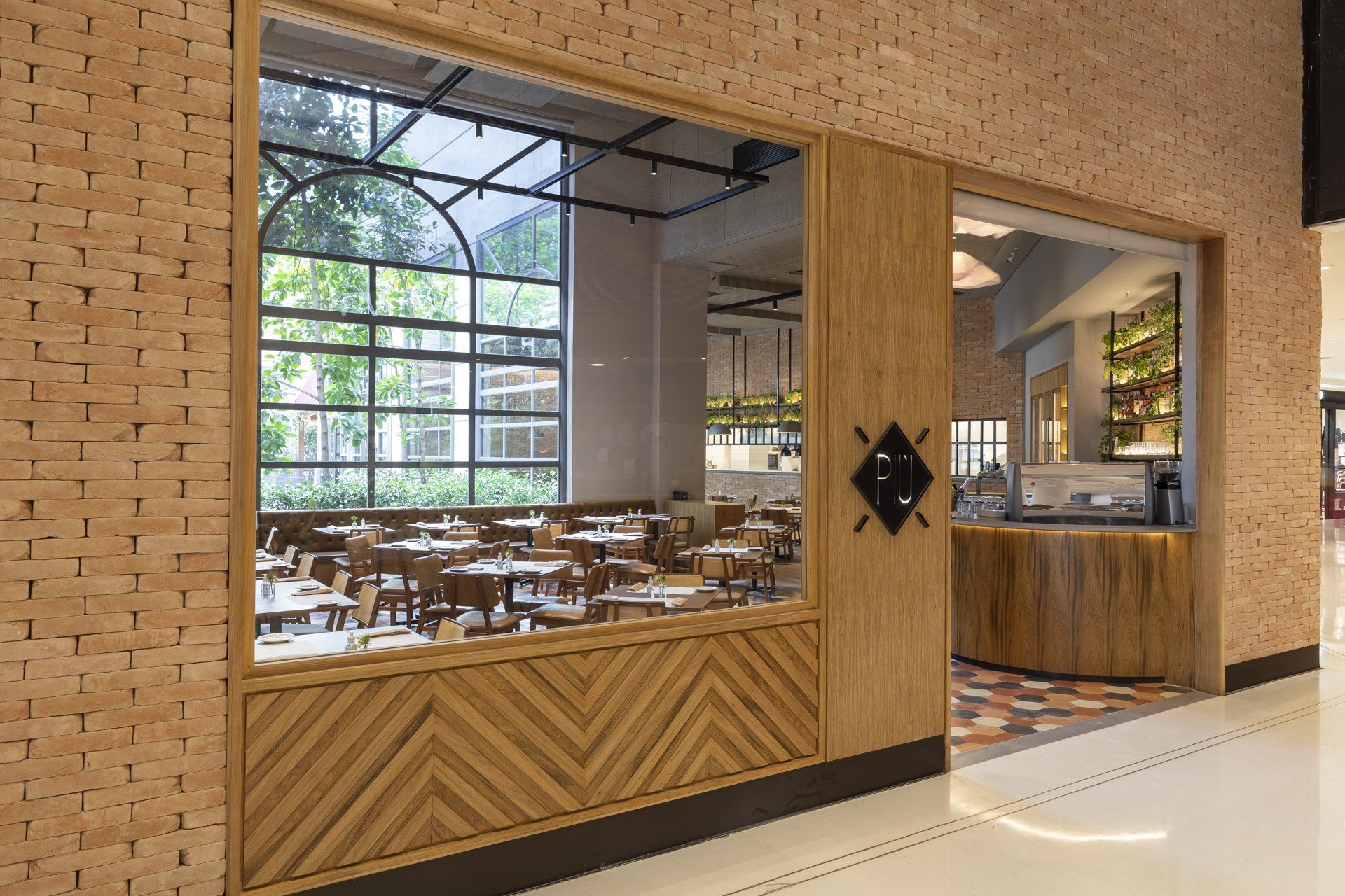 Um restaurante com mesas e cadeiras e uma grande janela