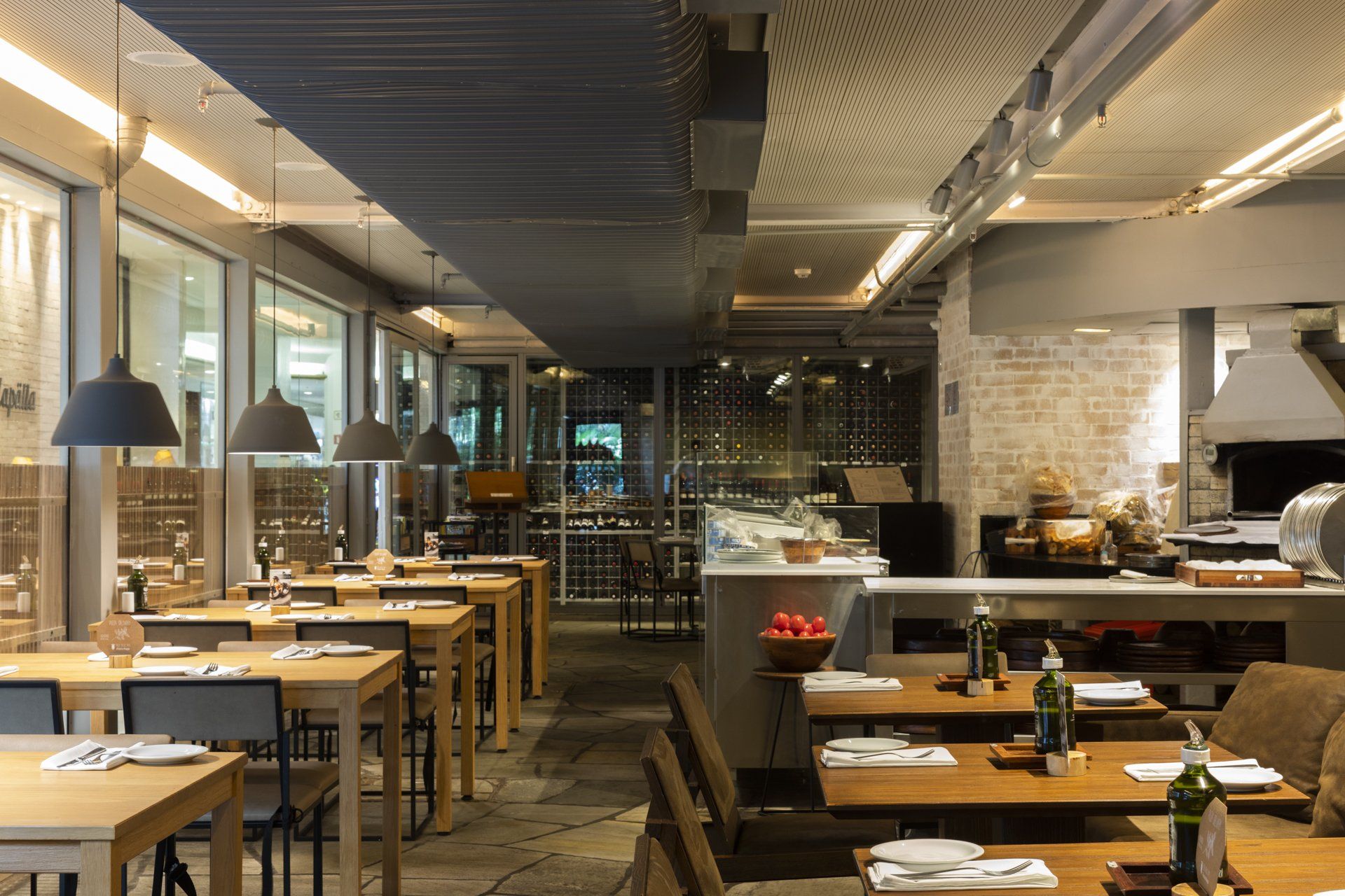 Um restaurante com muitas mesas e cadeiras