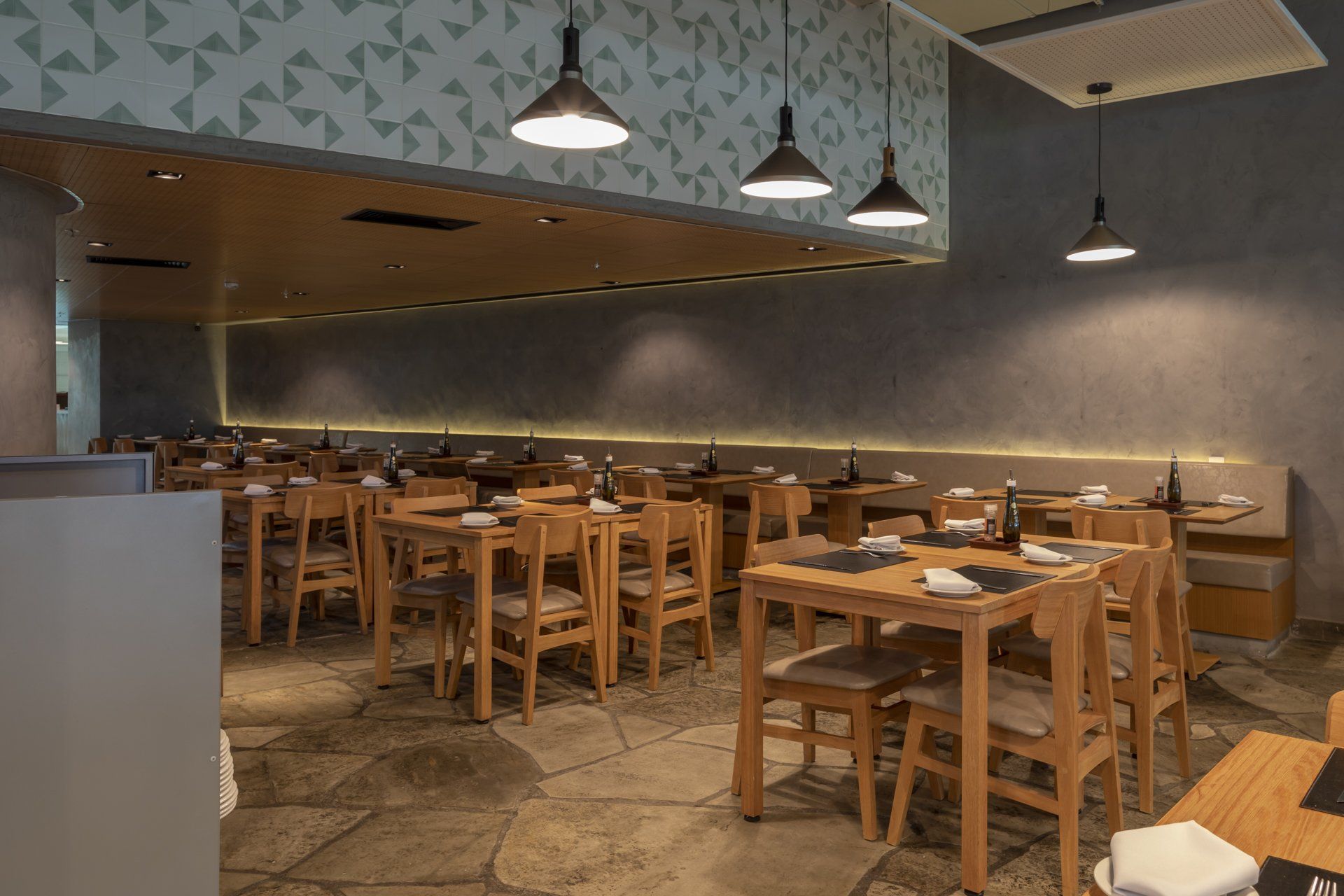 Uma sala de jantar com mesas e cadeiras em um restaurante.