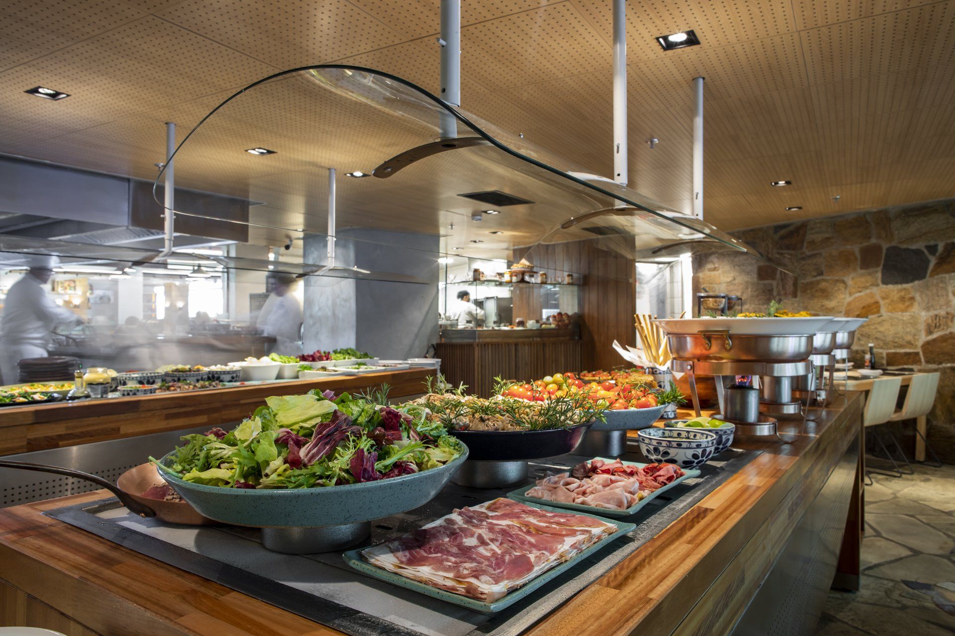 Um buffet com muita comida em um restaurante.
