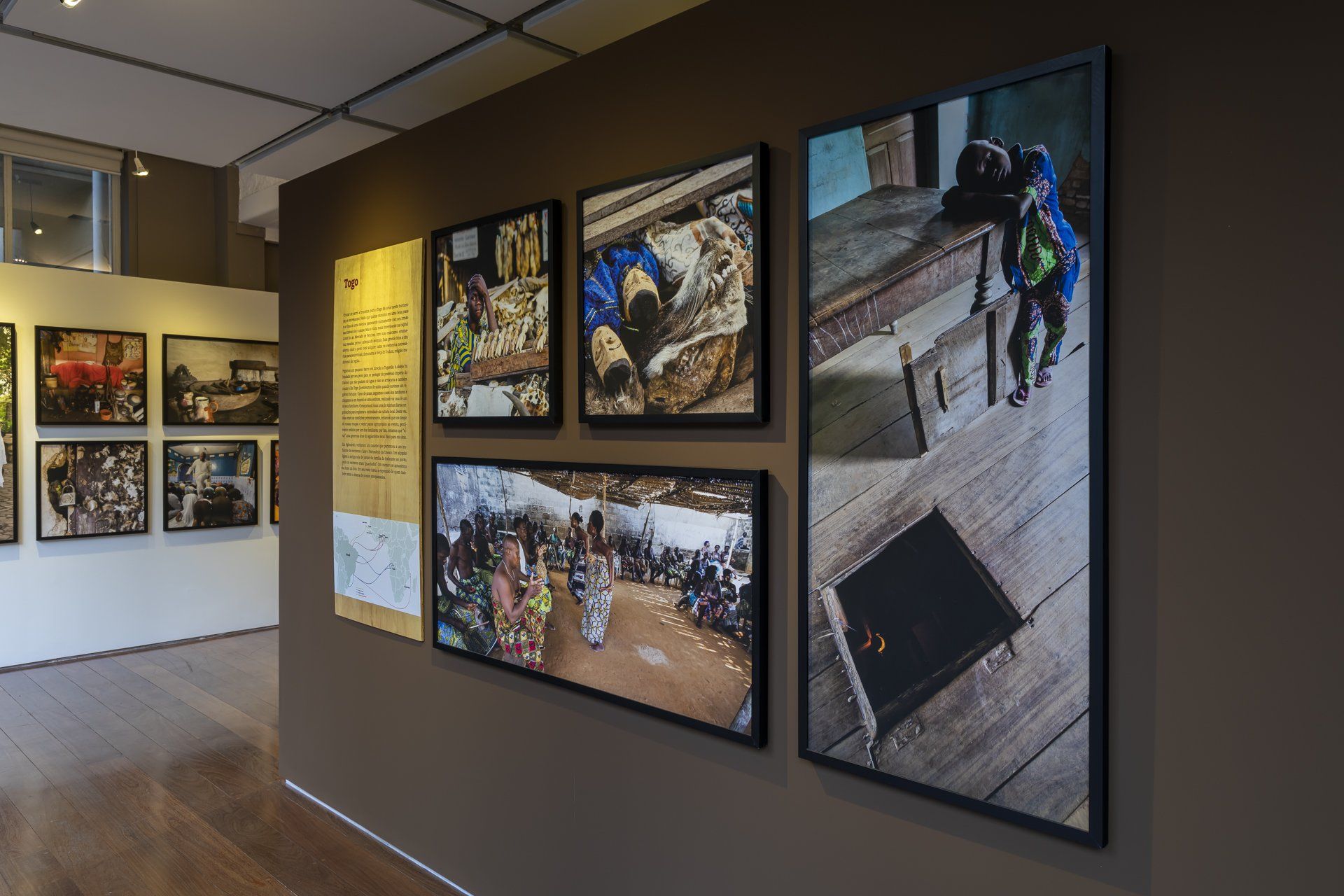 Uma sala com muitas fotos na parede.