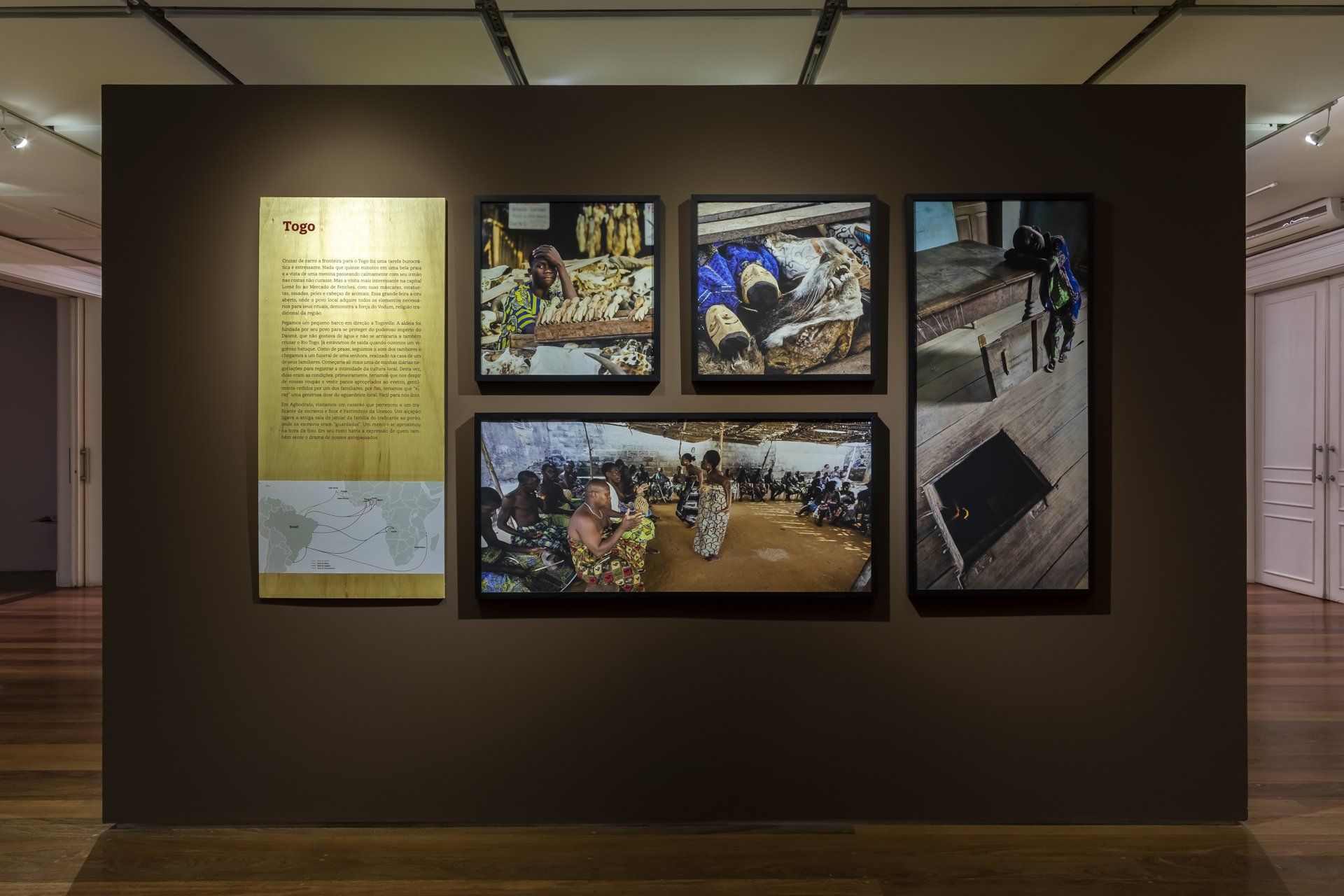 Uma parede com um monte de fotos em um museu.