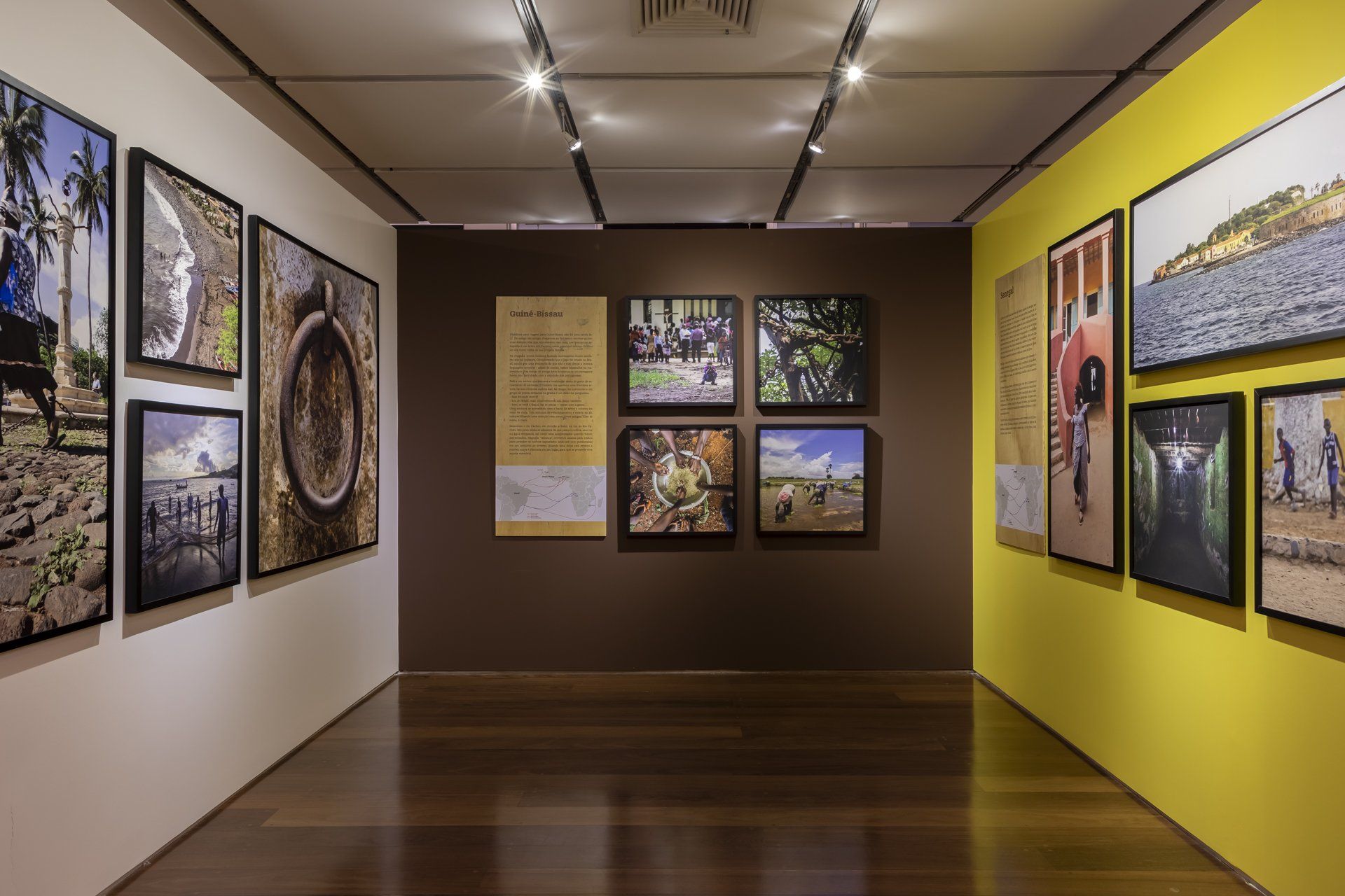 Há muitas fotos na parede desta sala.