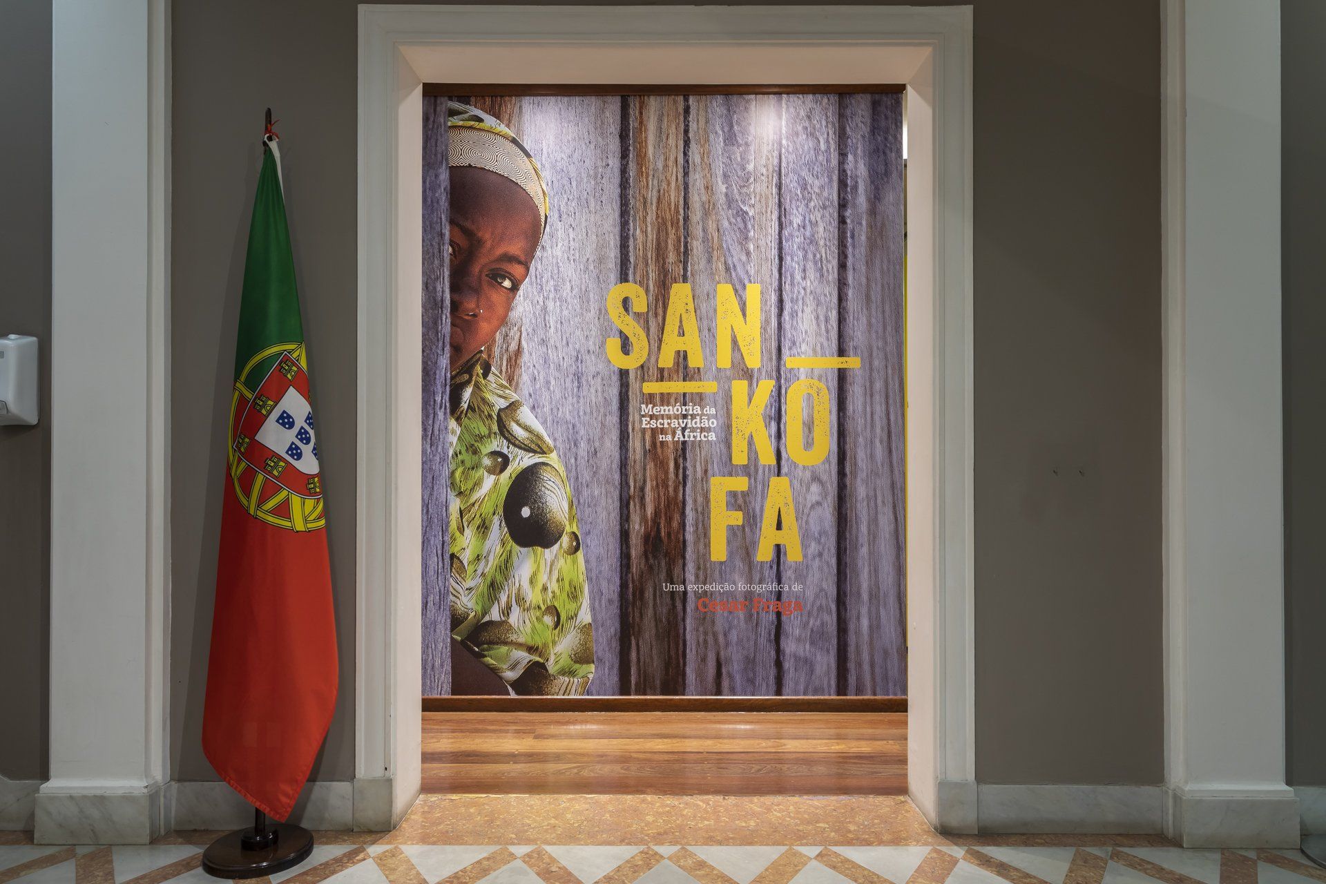 Uma sala com uma bandeira e uma pintura na parede que diz san ko fa