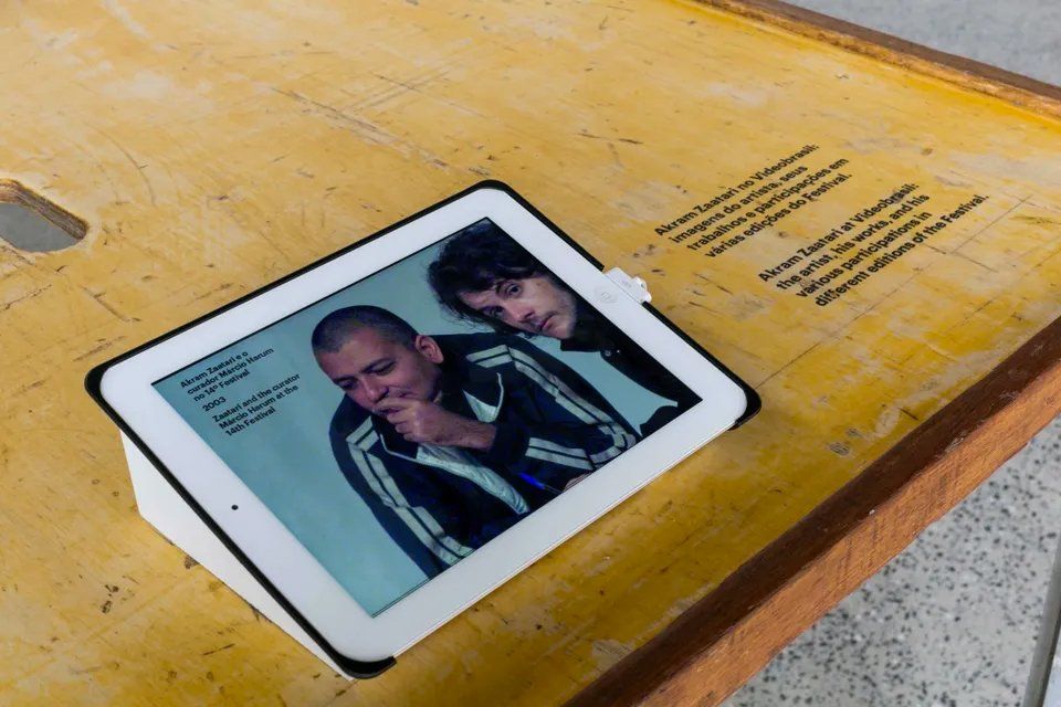 Um tablet com a foto de dois homens