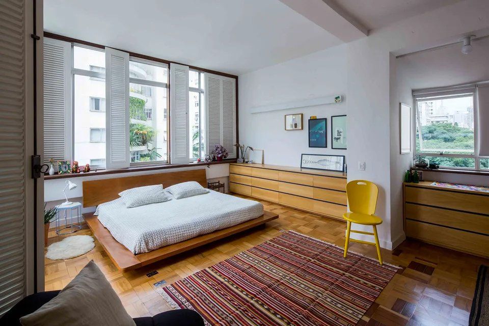 Há uma cama grande no meio do quarto.