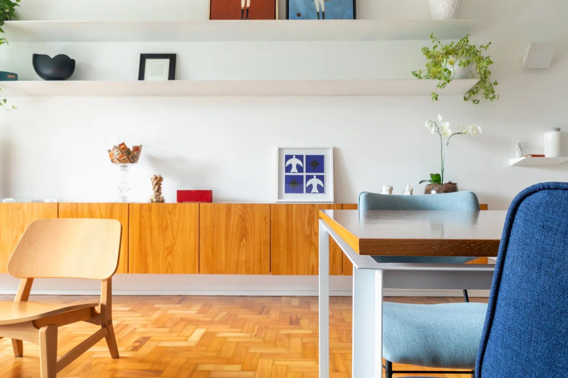 Uma sala de estar com mesa e cadeiras e um quadro na parede.