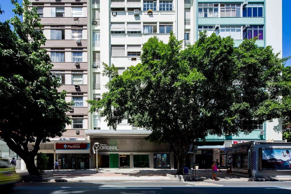 Um prédio com a palavra creme