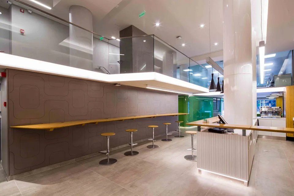 Uma grande sala com mesas e bancos