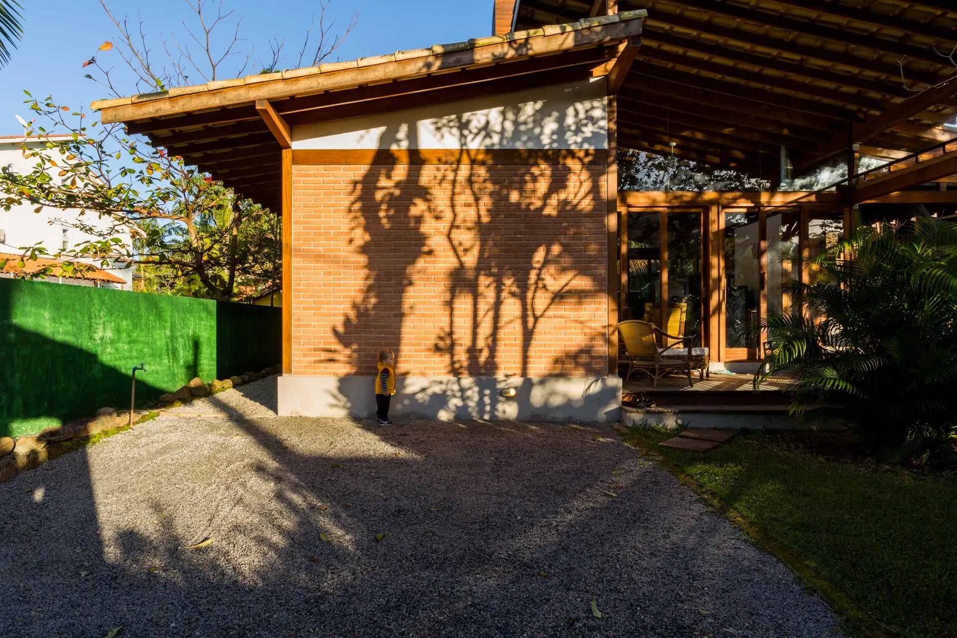 Uma casa com telhado de madeira e uma entrada que leva até ela