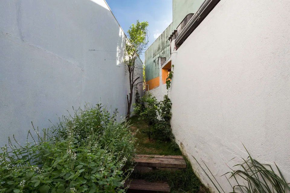 Um beco estreito entre dois edifícios com degraus que conduzem a ele.