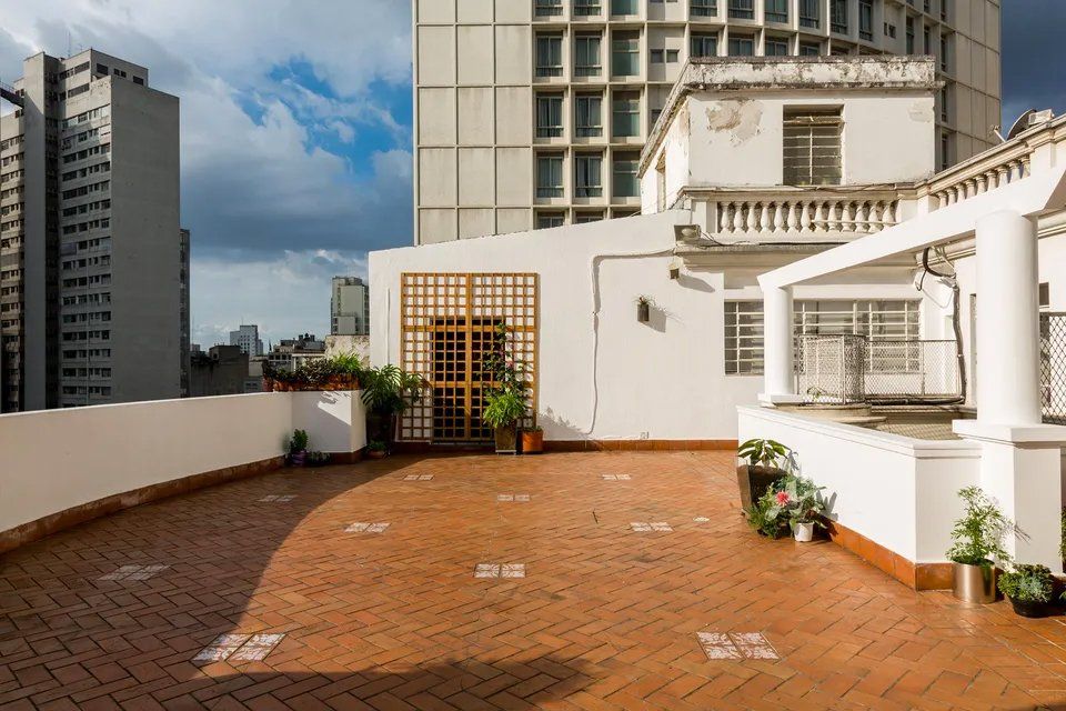 Há um terraço na cobertura com vista para a cidade.