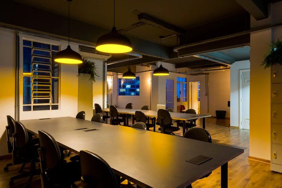 Uma sala de conferências com uma longa mesa e cadeiras.