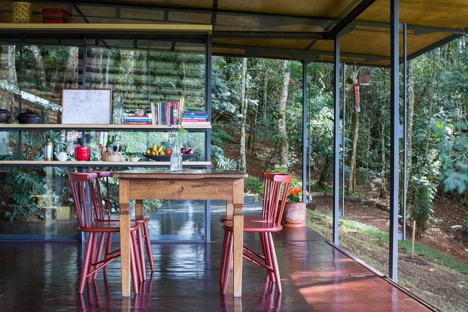 Há uma mesa e cadeiras no meio da sala.