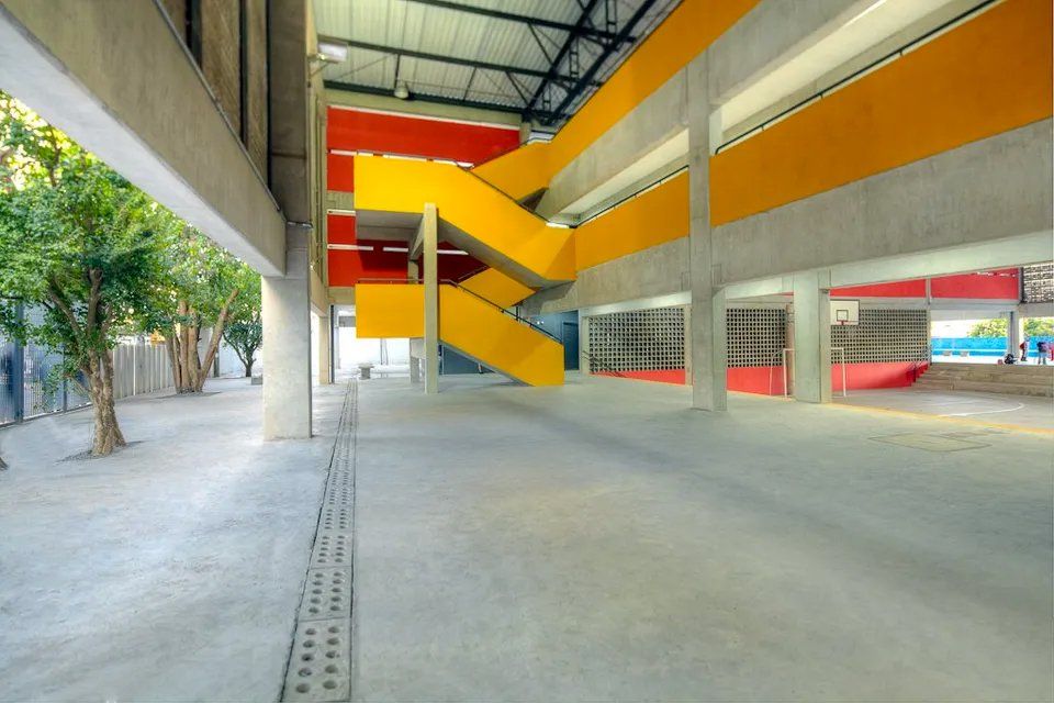 Um prédio com escadas amarelas e vermelhas