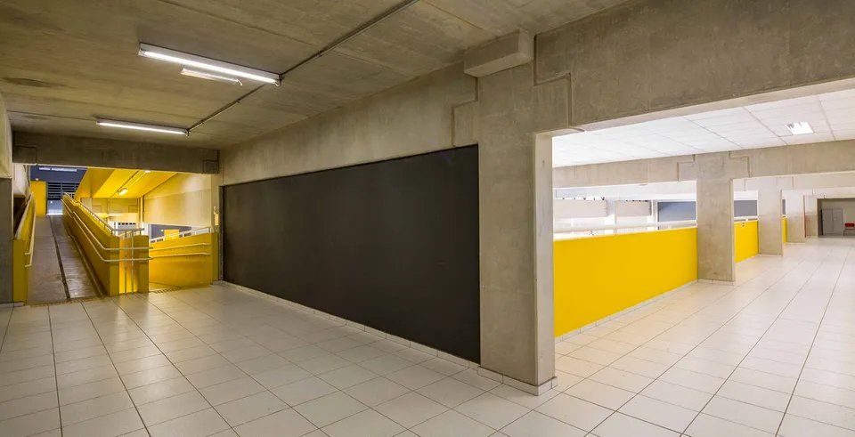 Há um quadro negro no meio do corredor.