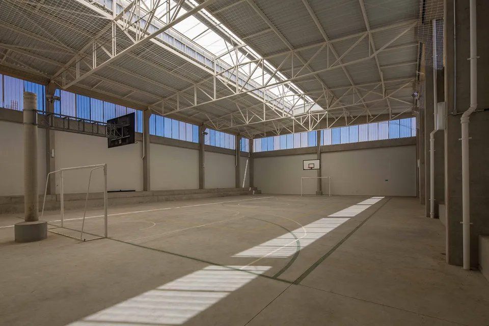 Há uma quadra de basquete no meio do prédio.