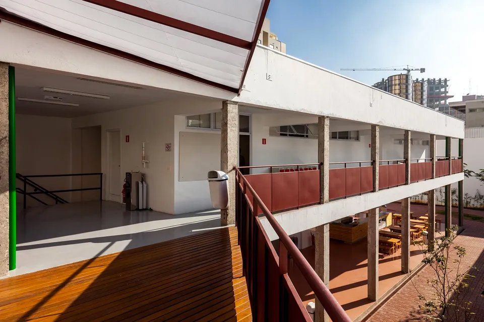 Um grande edifício com muitas janelas e varandas.