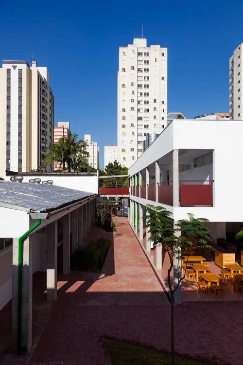 Uma fileira de edifícios com um céu azul ao fundo