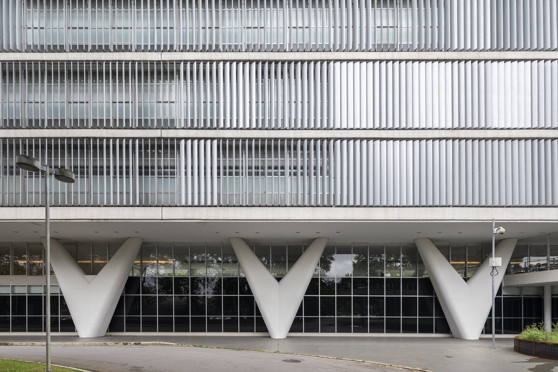 Um grande edifício com muitas janelas e colunas