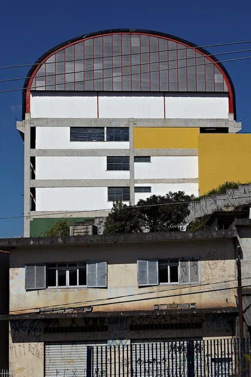 Um grande edifício com uma cúpula no topo