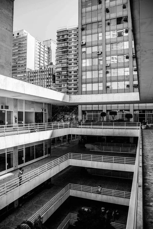 Uma foto em preto e branco de um prédio com muitas janelas.