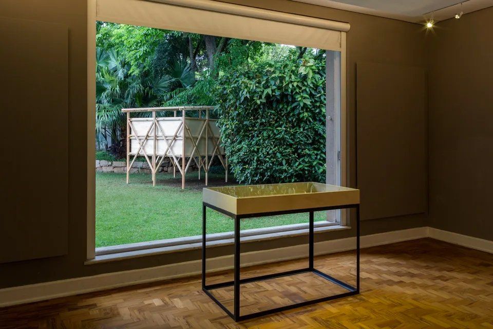 Uma sala vazia com uma mesa em frente a uma janela.